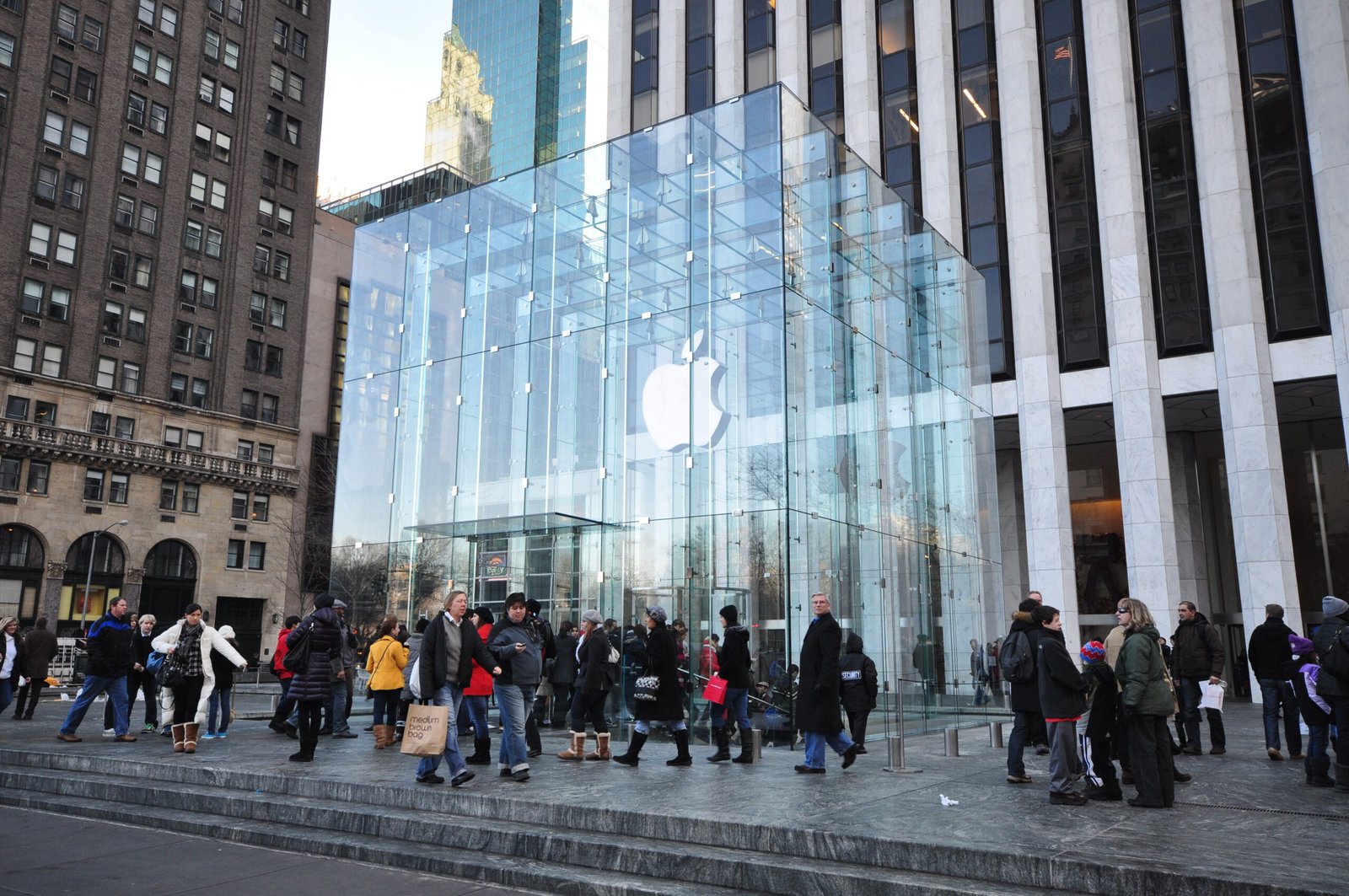 Amazon Stock Jumps 10% as Apple Slides on Weak China Sales